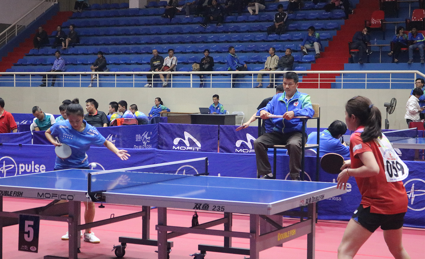 Đội Bóng bàn Tiền Giang (áo xanh) đã không thể tạo nên bất ngờ khi dừng chân ở vòng bảng nội dung đồng đội nữ.