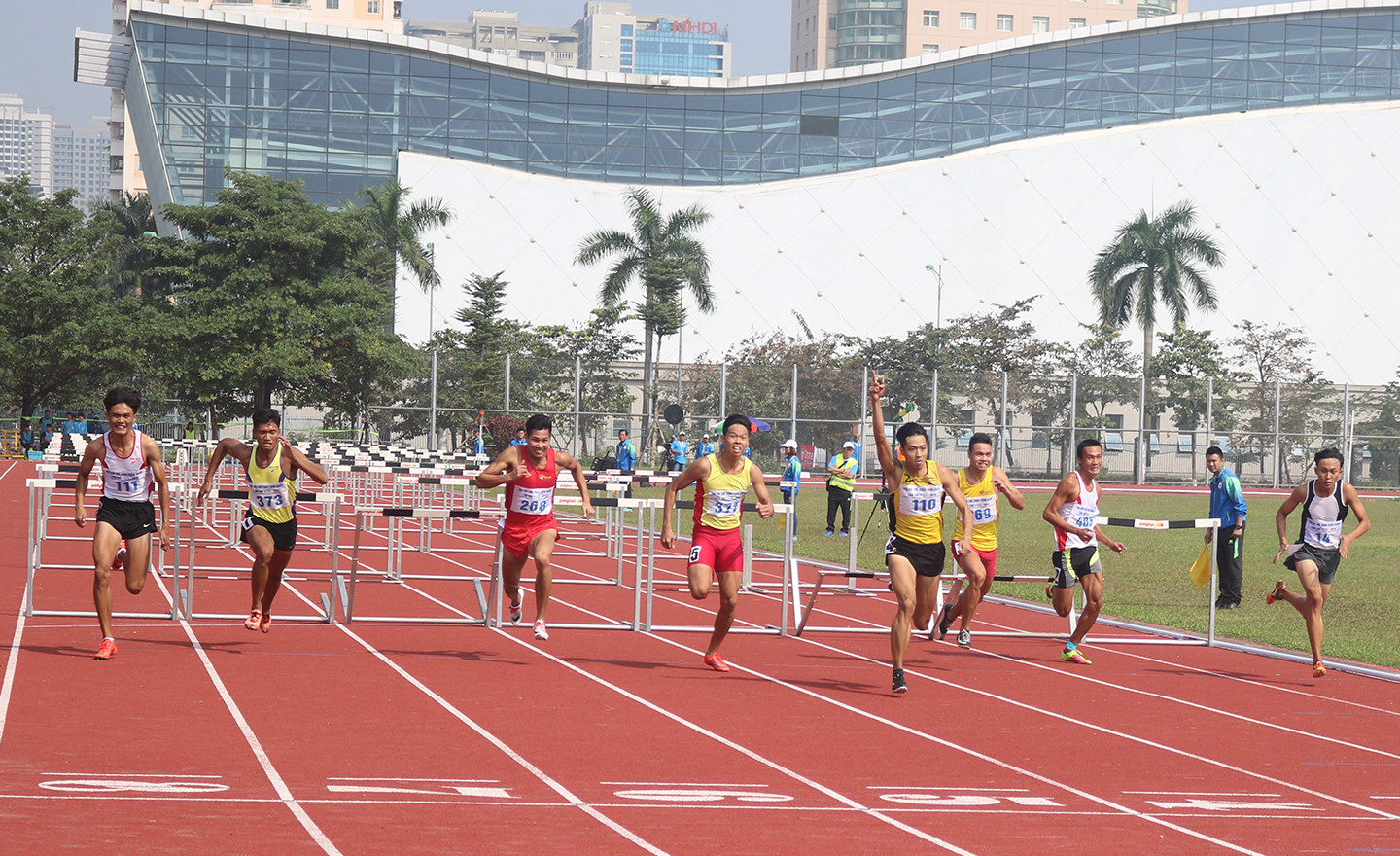 Các VĐV về đích nội dung chạy 110 m rào nam.
