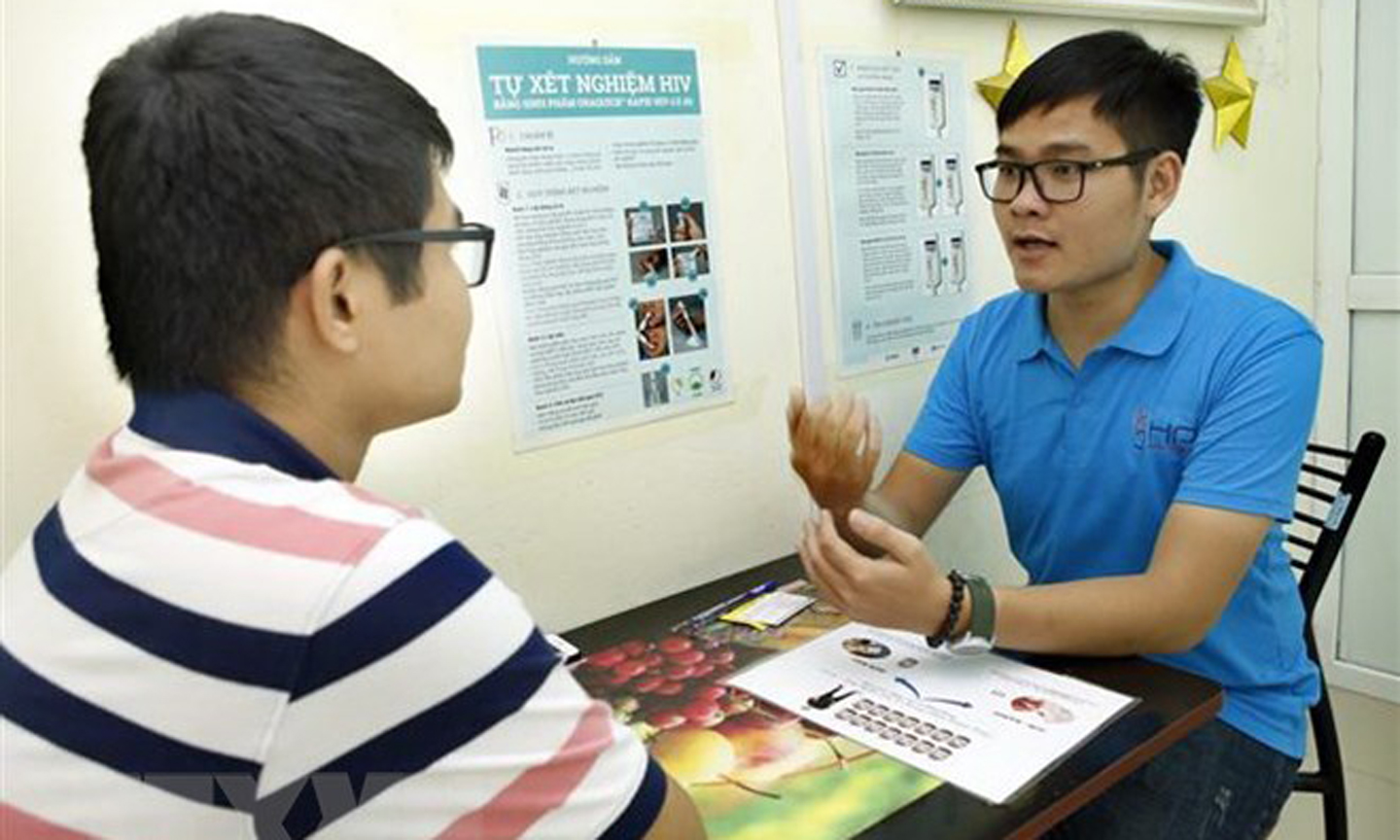 Tư vấn về sức khỏe, phòng chống HIV/AIDS cho người dân. (Ảnh: Dương Ngọc/TTXVN)
