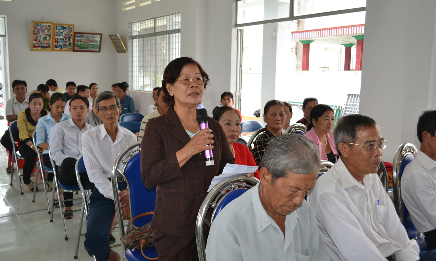 Cử tri xã Tân Hòa Thành (huyện Tân Phước) phát biểu ý kiến.