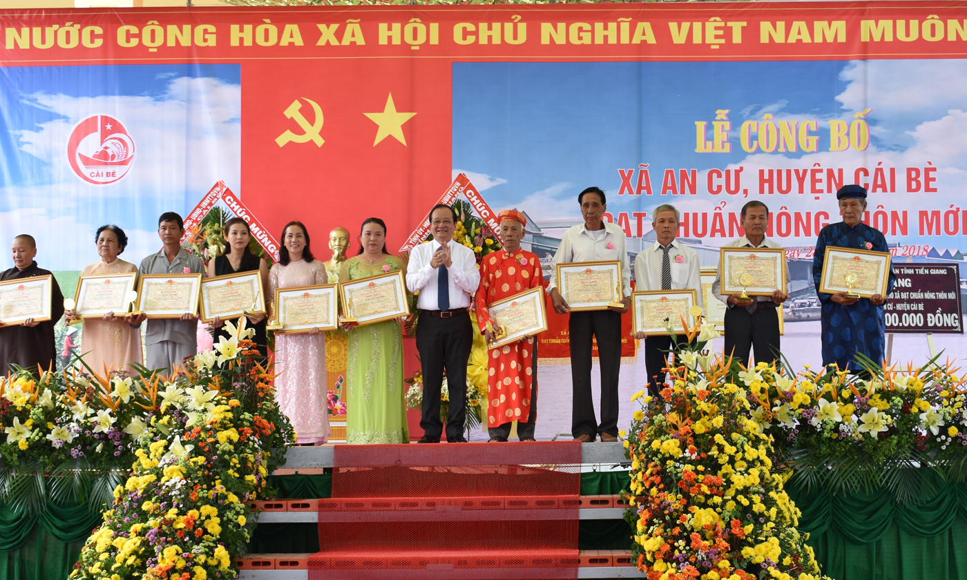 UBND tỉnh tặng bằng khen cho tập thể, cá nhân tiêu biểu 