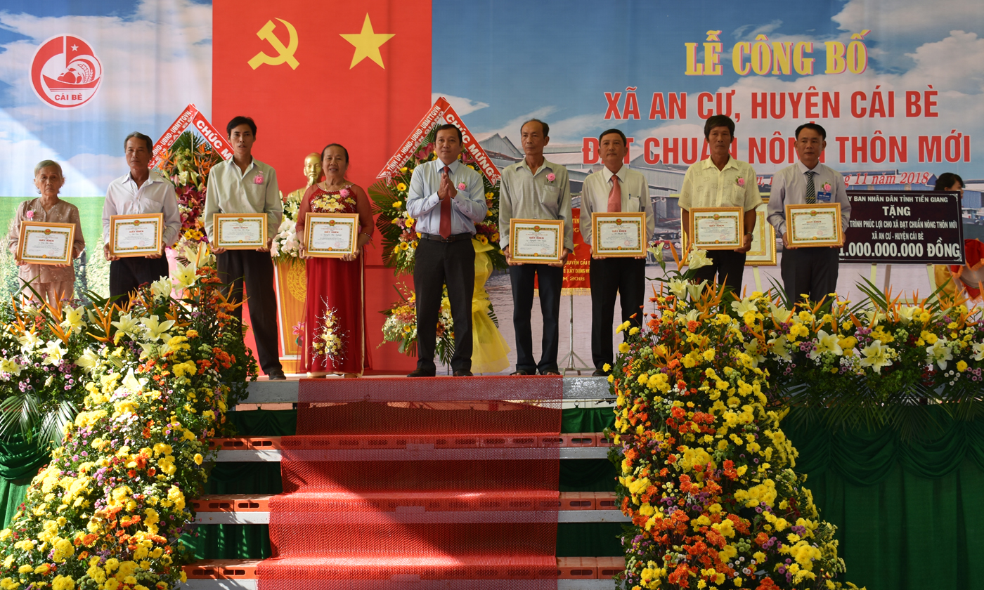 UBND huyện tặng giấy khen cho tập thể, cá nhân tiêu biểu