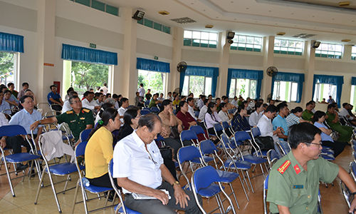 Cử tri tham dự buổi tiếp xúc chung tại TX. Gò Công