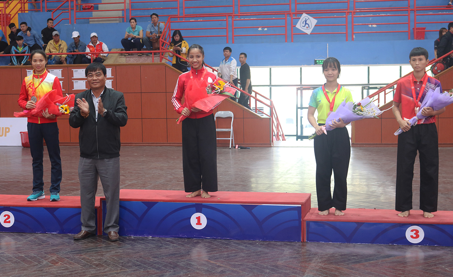 VĐV Pencak Silat Bùi Thảo Mai (bìa phải) nhận HCĐ hạng cân 45 kg nữ.