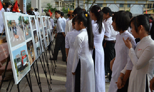 Tuyên truyền ATGT trong trường học qua trưng bày hình ảnh tai nạn giao thông. 