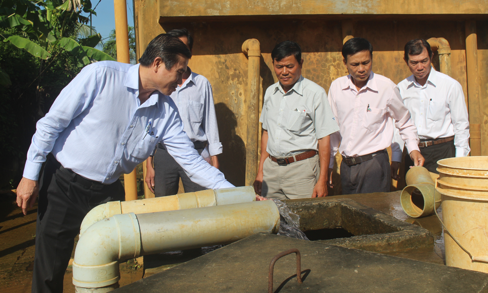 Chủ tịch UBND tỉnh Lê Văn Hưởng kiểm tra việc cung cấp nước sinh hoạt tại Hợp tác xã Nông nghiệp dịch vụ nông thôn Bình Nhì.