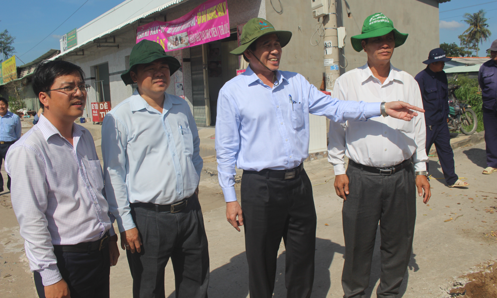 Chủ tịch UBND tỉnh Lê Văn Hưởng kiểm tra việc giải tỏa các công trình vi phạm hành lang an toàn giao thông đường bộ tuyến Quốc lộ 50.