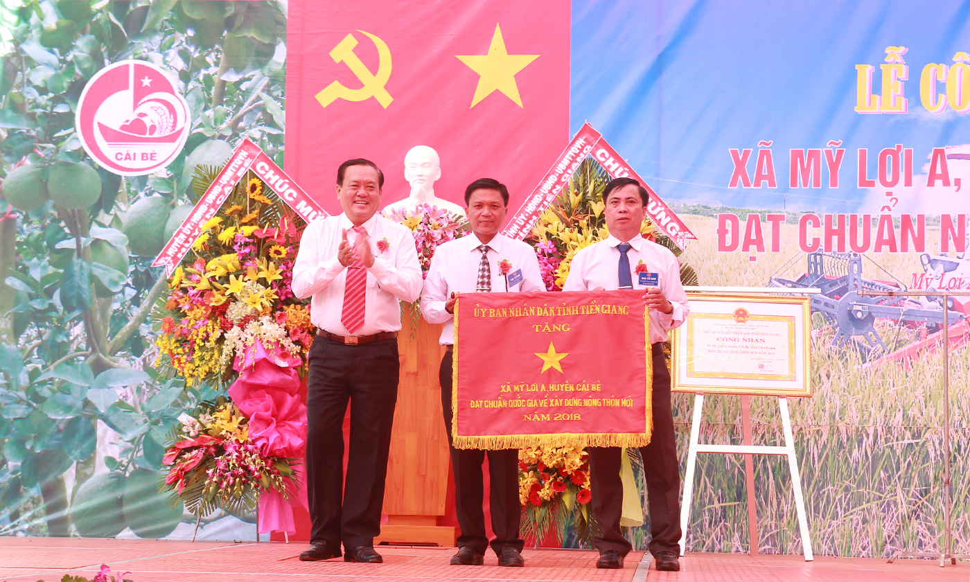  Đồng chí Lê Văn Nghĩa trao Bằng Công nhận xã đạt chuẩn NTM cho xã Mỹ Lợi A,