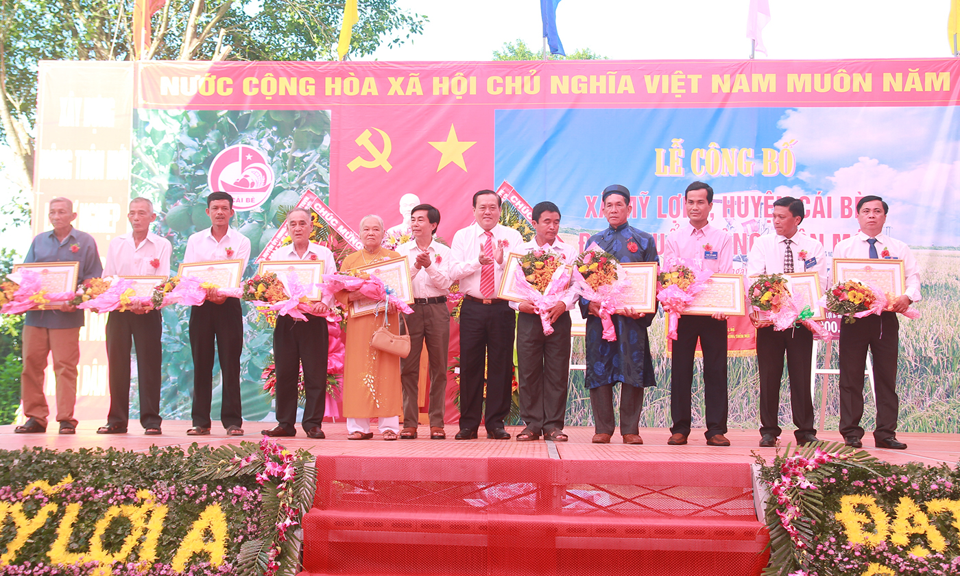 Lãnh Đạo tỉnh tặng Bằng khen cho các tập thể, cá nhân có thành tích xuất sắc.