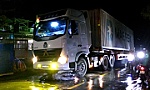 Lọt gầm xe đầu kéo, một nam thanh niên nhập viện