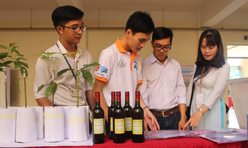 Tham quan khu trưng bày tại hội thảo