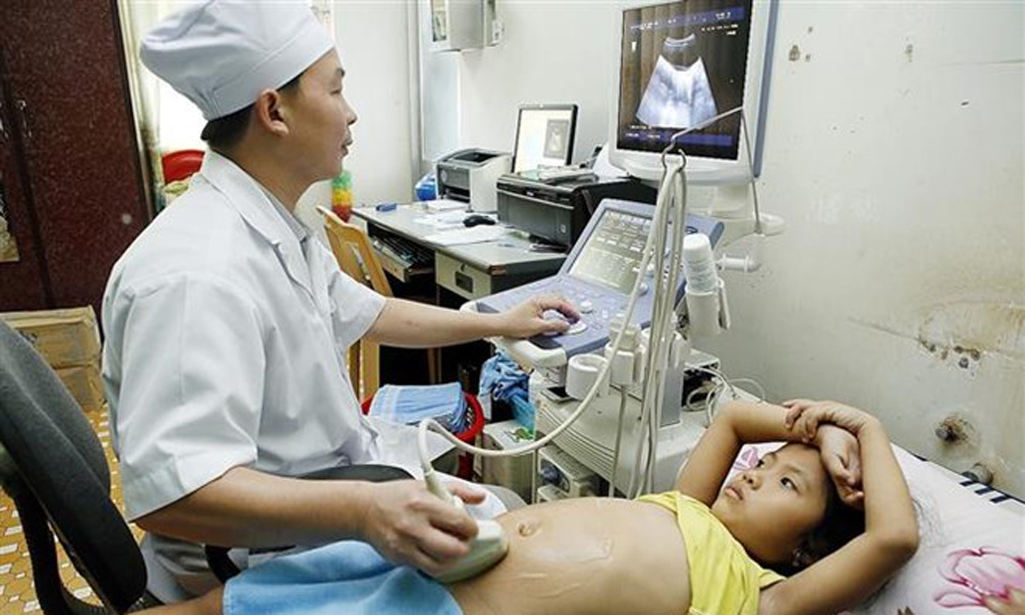 Bác sỹ khám cho bệnh nhân nhi có bảo hiểm y tế. (Ảnh: Dương Ngọc/TTXVN)