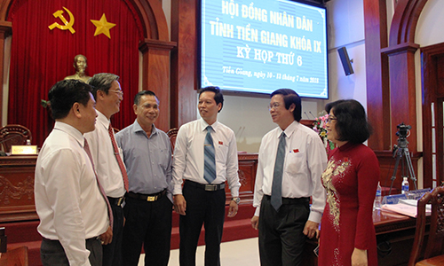 Lãnh đạo tỉnh cùng các đại biểu HĐND tỉnh trao đổi trong giờ giải lao tại kỳ họp thứ 6- HĐND tỉnh khoá IX