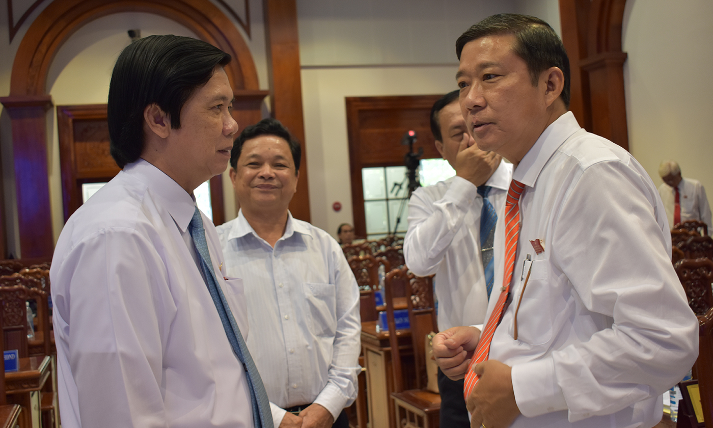 Lãnh đạo tỉnh trao đổi cùng đại biểu HĐND tỉnh trong giờ giải lao