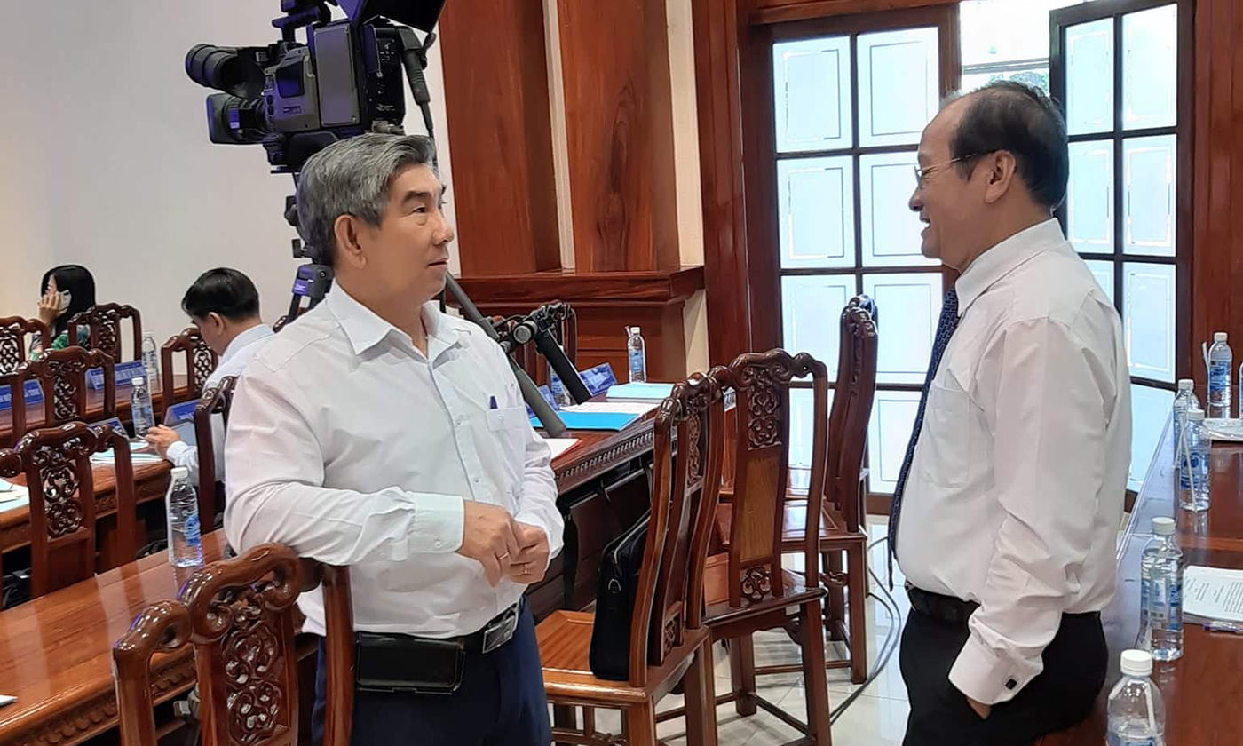 Phó chủ tịch UBND tỉnh Trần Thanh Đức trao đổi với lãnh đạo ngành y tế
