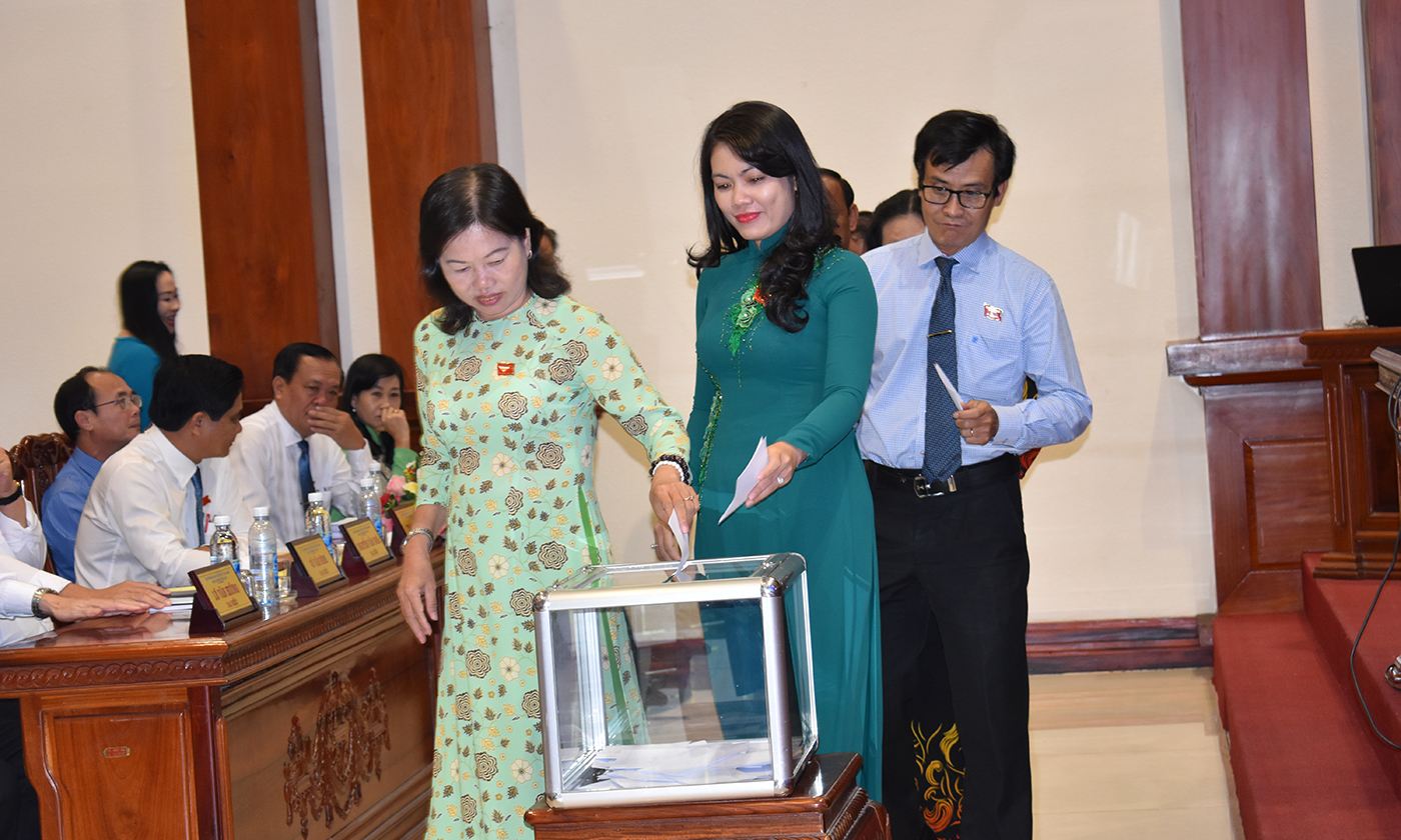 Đại biểu bỏ phiếu bầu chức danh Ủy viên UBND tỉnh