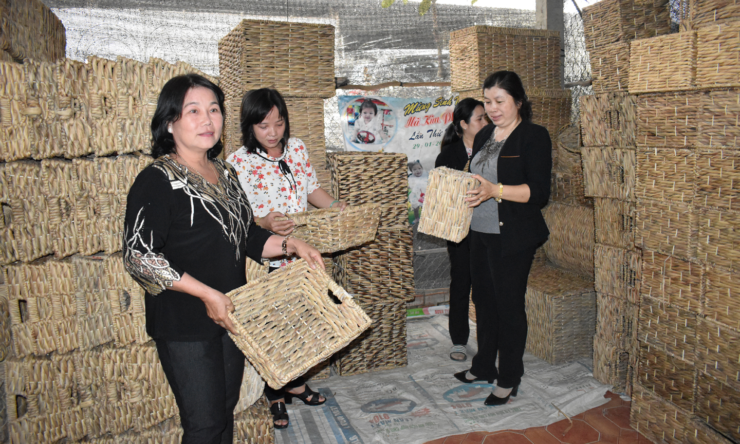 Chị Lê Thị Trinh (bìa trái) 