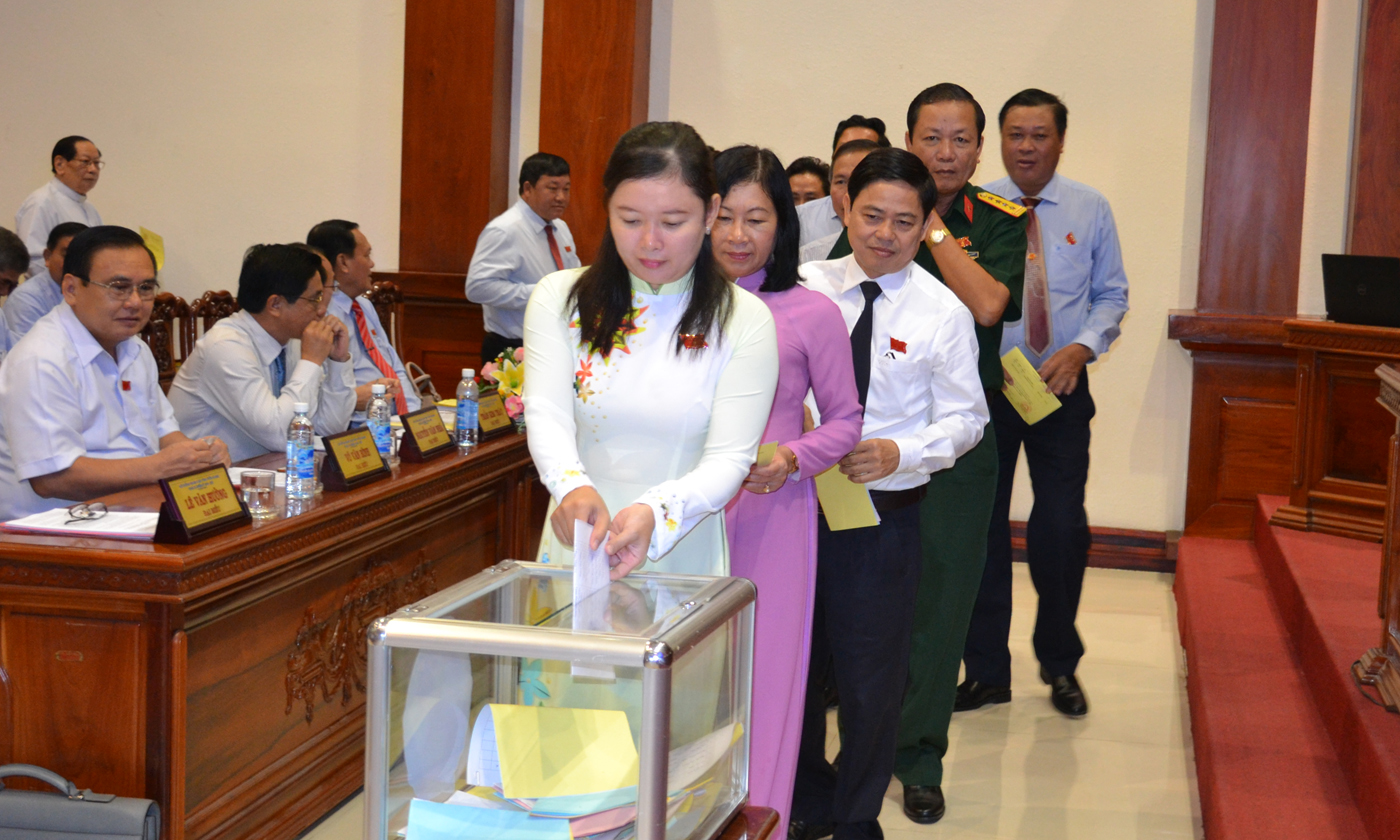 Đại biểu tiến hành lấy phiếu tín nhiệm tại kỳ họp