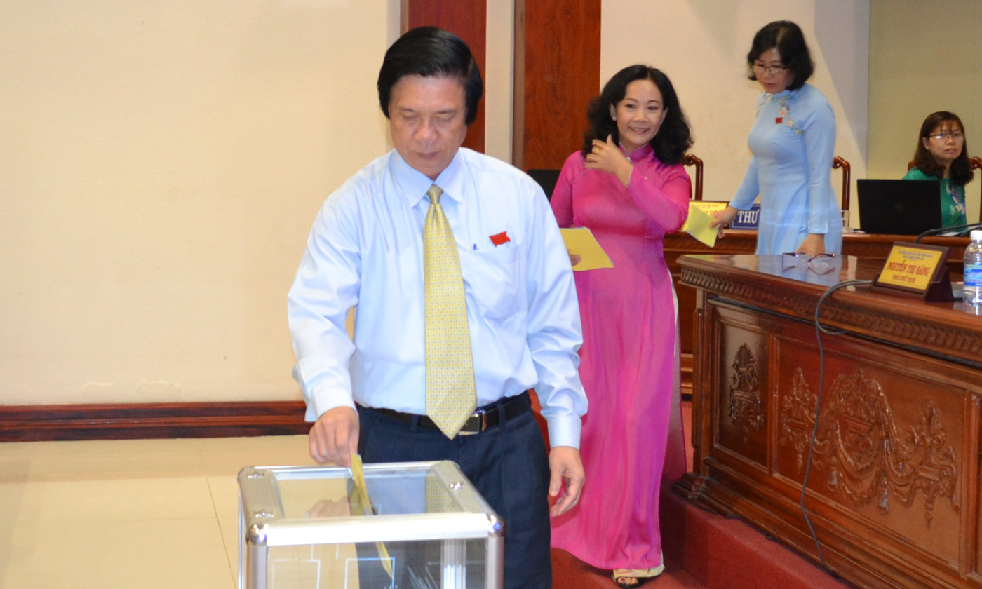 Đại biểu bỏ phiếu tín nhiệm tại hội trường