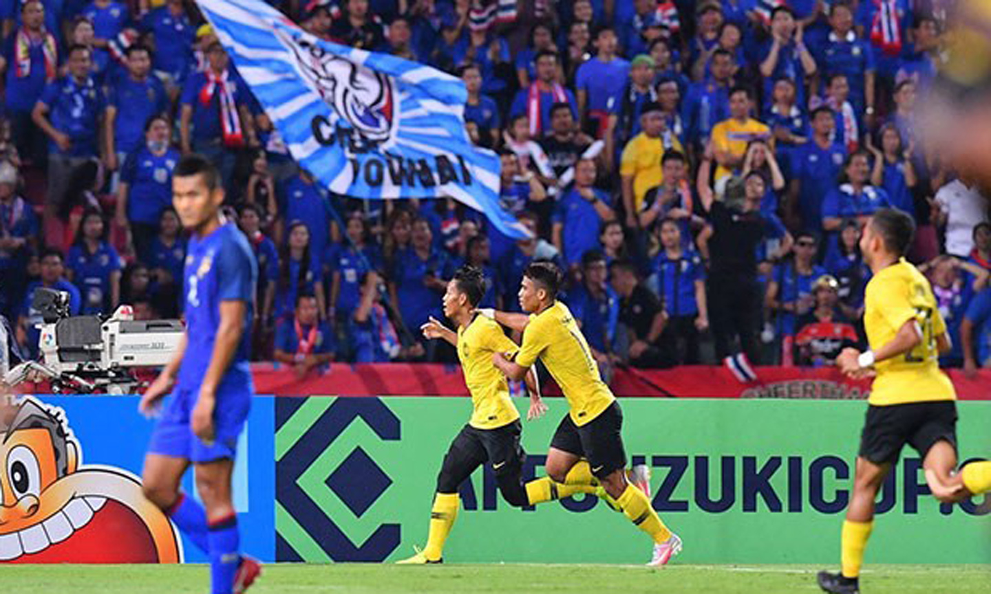 Malaysia (áo vàng) giành vé vào chung kết AFF Suzuki Cup 2018 sau khi hạ bệ Thái Lan. (Nguồn: Getty Images)