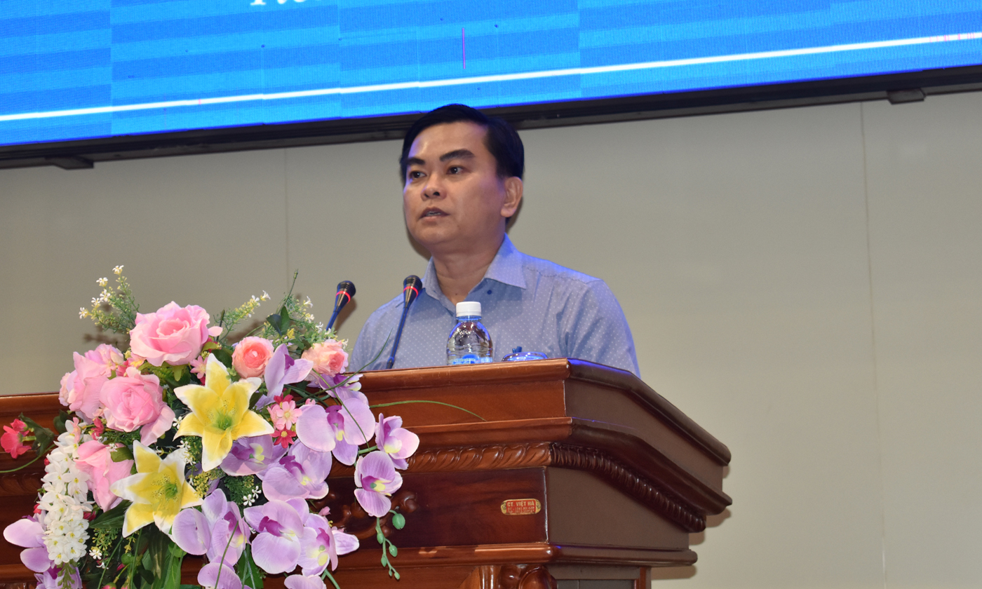 Đồng chí Đoàn Văn Phương, Giám đốc Sở Công Thương, giải trình tại hội trường