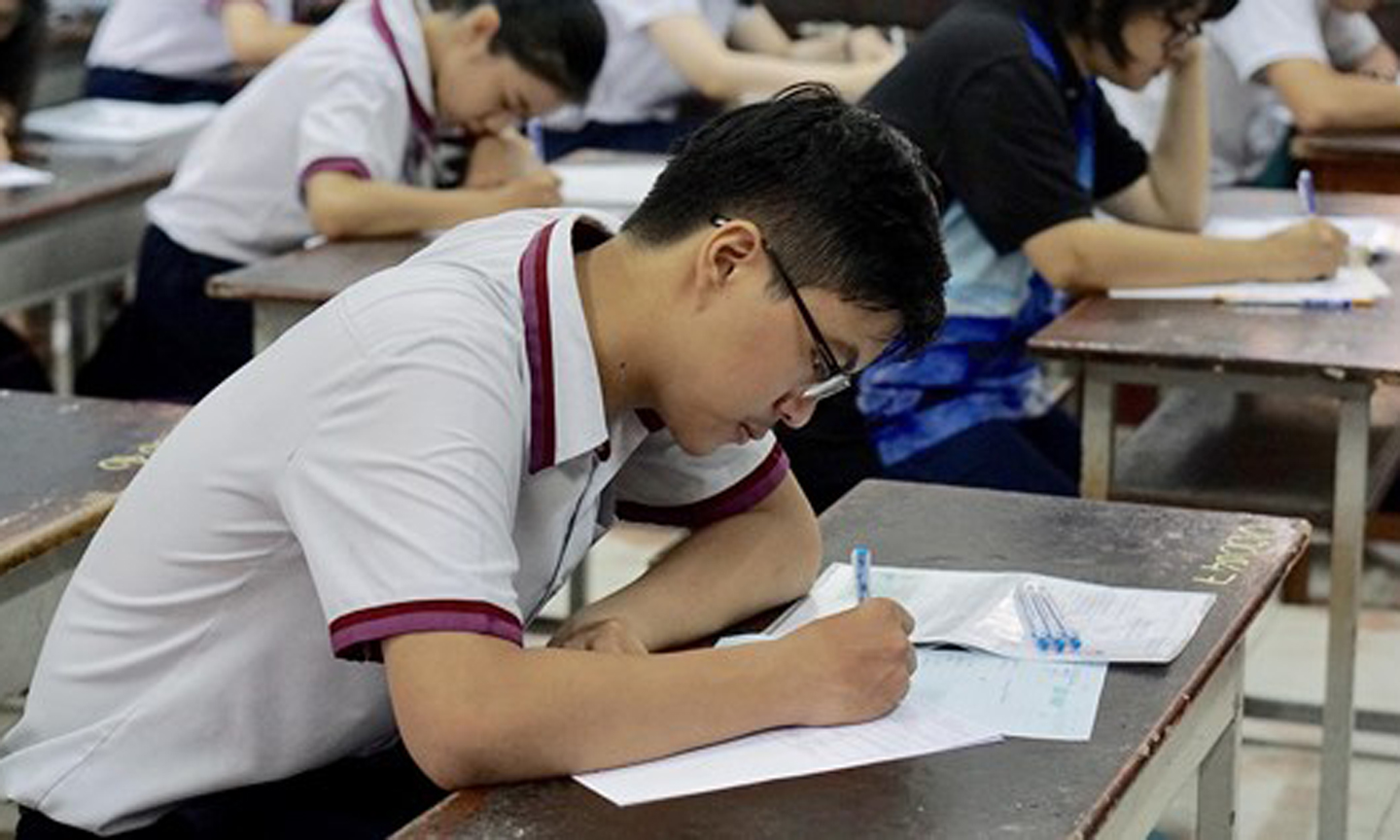 Các em học sinh khối 12 năm học 2017-2018 đang làm bài thi  tốt nghiệp. Ảnh: HOÀNG HÙNG