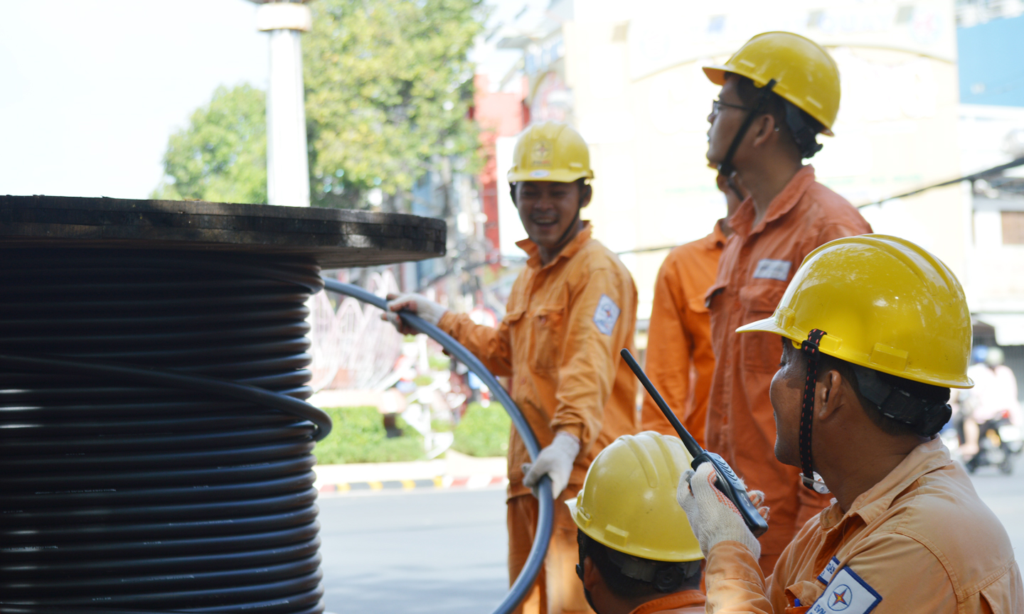 Liên tục dùng bộ đàm điều hành thi công.