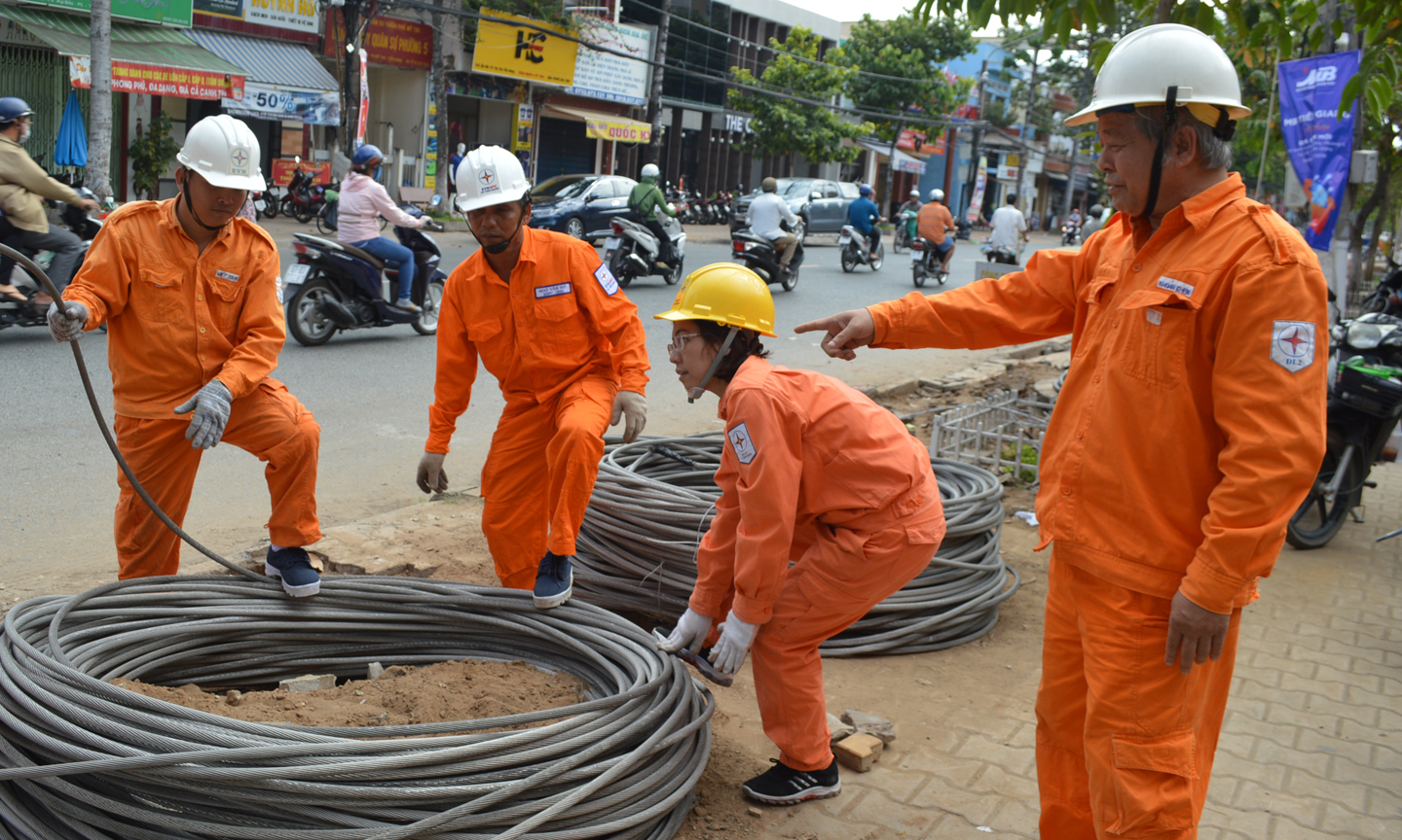 Ông Nguyễn Điền Khoán, Phó Giám đốc Công ty Điện lực Tiền Giang chỉ đạo trực tiếp thi công.