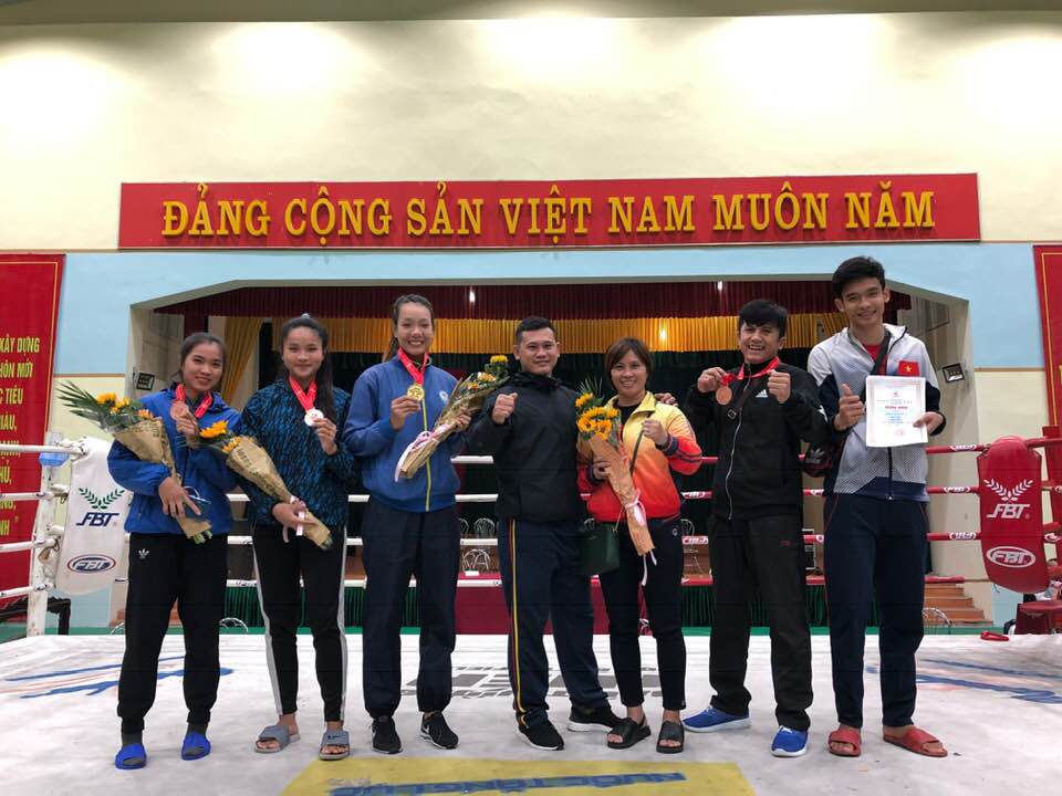 VĐV Cao Mỹ Xuyên (thứ 3 từ trái sang) mang về tấm HCV thứ hai cho Đoàn Thể thao Tiền Giang.