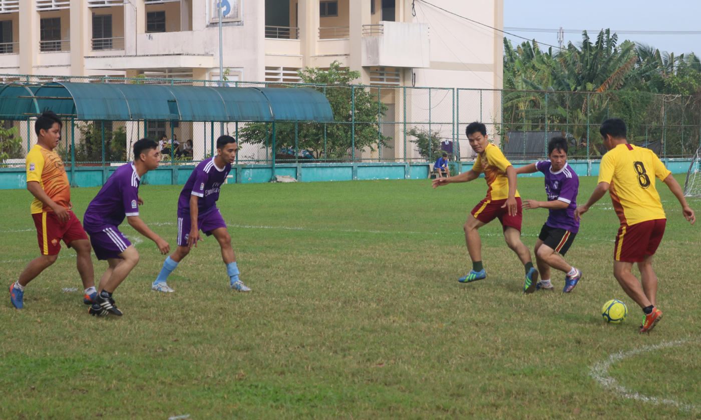 Các VĐV thi đấu ở trận khai mạc.