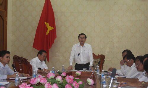 Chủ tịch UBND tỉnh Lê Văn Hưởng phát biểu tại buổi làm việc.