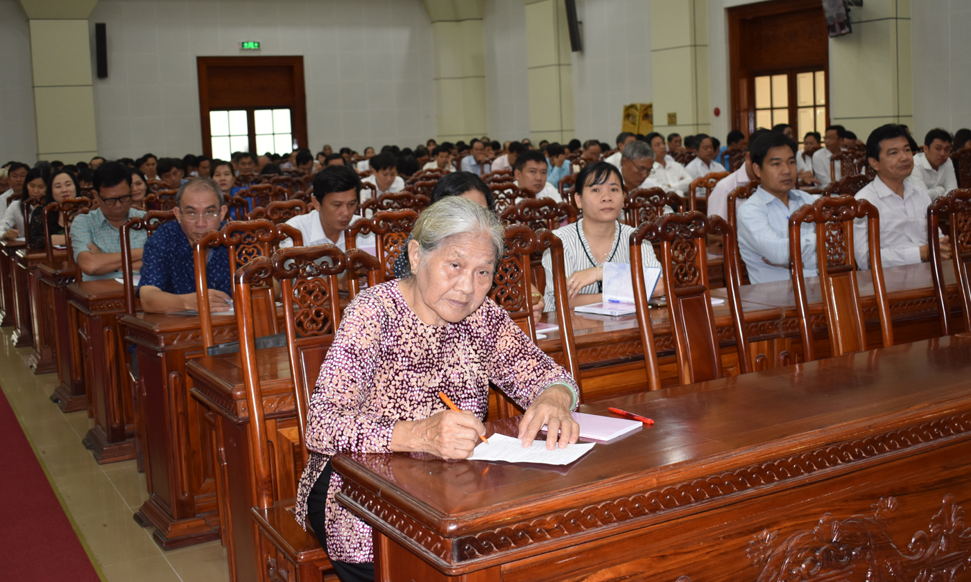 Đông đảo cán bộ, đảng viên tham dự Hội nghị quán triệt Nghị quyết Trung ương 8