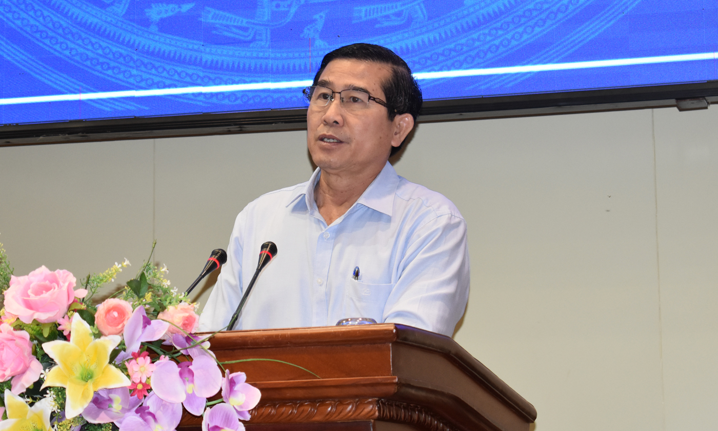 Chủ tịch UBND tỉnh Lê Văn Hưởng phát biểu tại buổi gặp gỡ với bác sĩ các trạm y tế