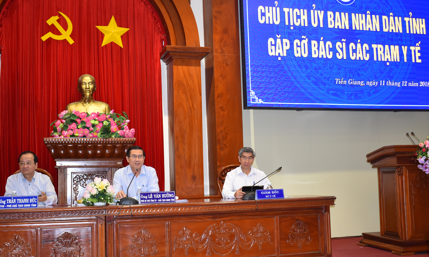 Chủ tịch UBND tỉnh Lê Văn Hưởng phát biểu tại buổi gặp gỡ với bác sĩ các trạm y tế