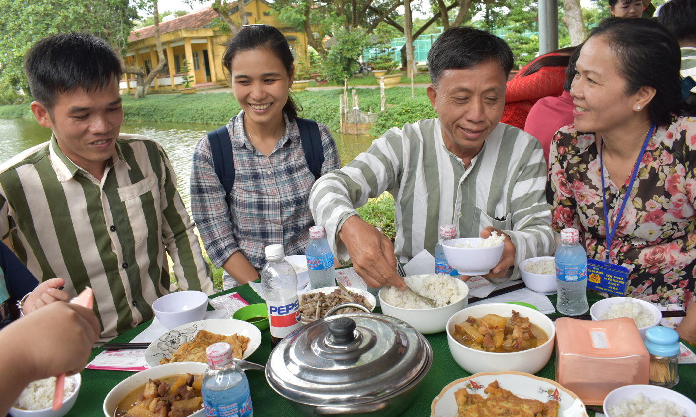 Các phạm nhân được cùng ăn bửa cơm đầm ấm với gia đình