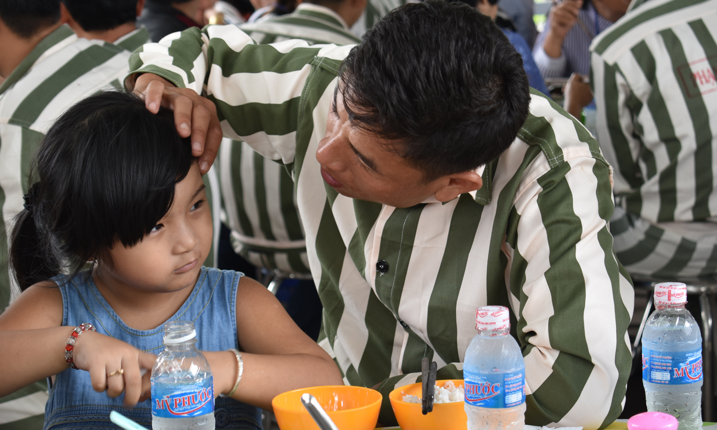 Các phạm nhân được cùng ăn bửa cơm đầm ấm với gia đình