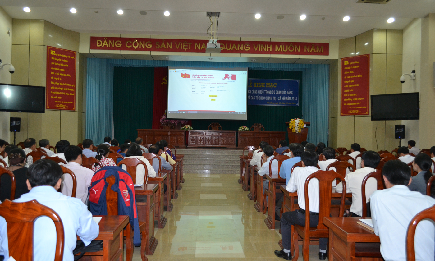 Thí sinh nghe phổ biến quy chế thi