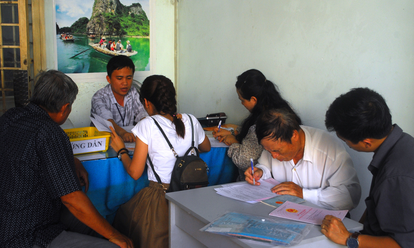 Làm thủ tục cấp Giấy chứng nhận tại Chi nhánh TP. Mỹ Tho.