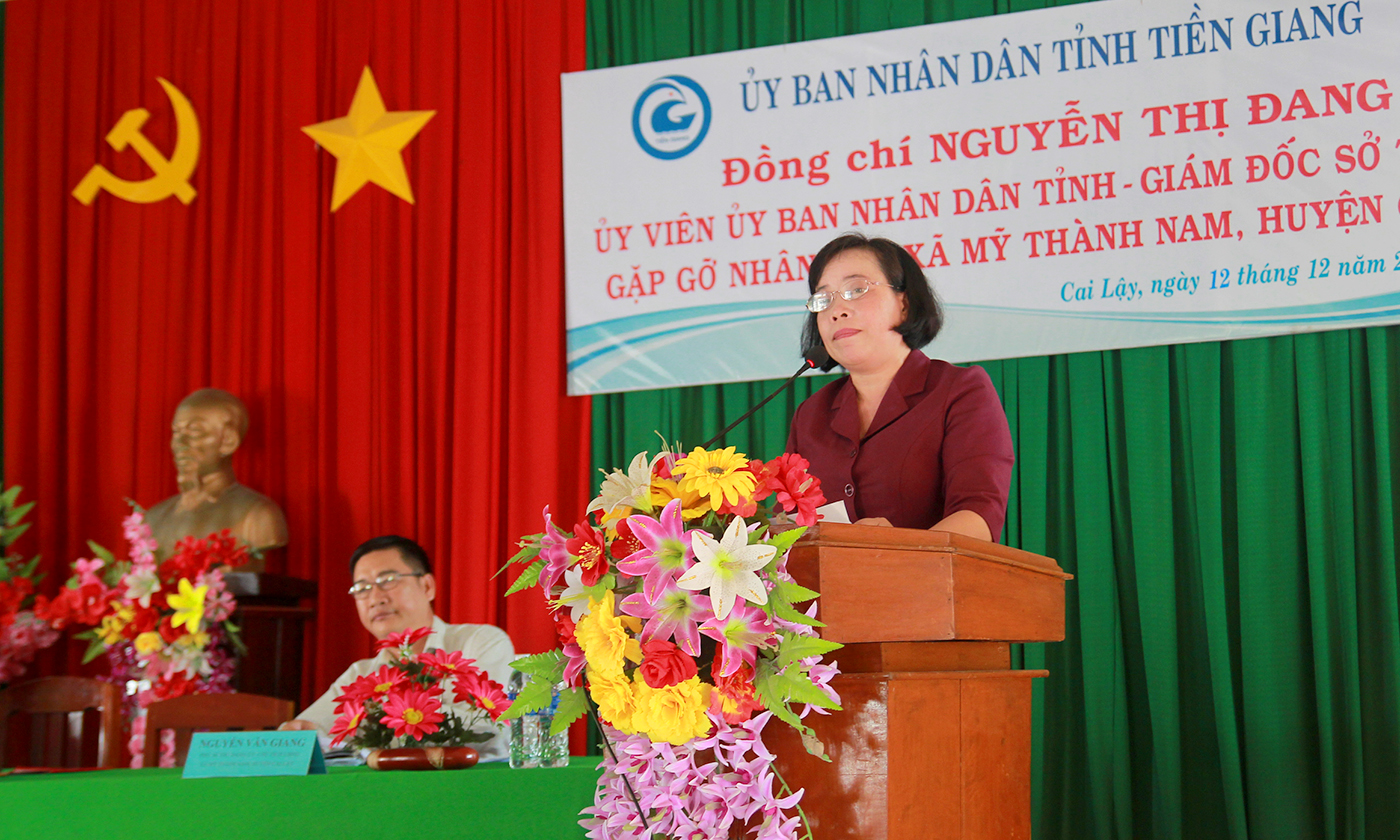 Giám đốc Sở Tư pháp Nguyễn Thị Đang phát biểu tại buổi gặp gỡ người dân xã Mỹ Thành Nam
