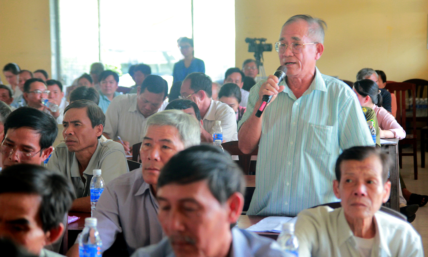 Người dân phát biểu ý kiến.