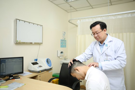 Bác sĩ đang thăm khám cho bệnh nhân