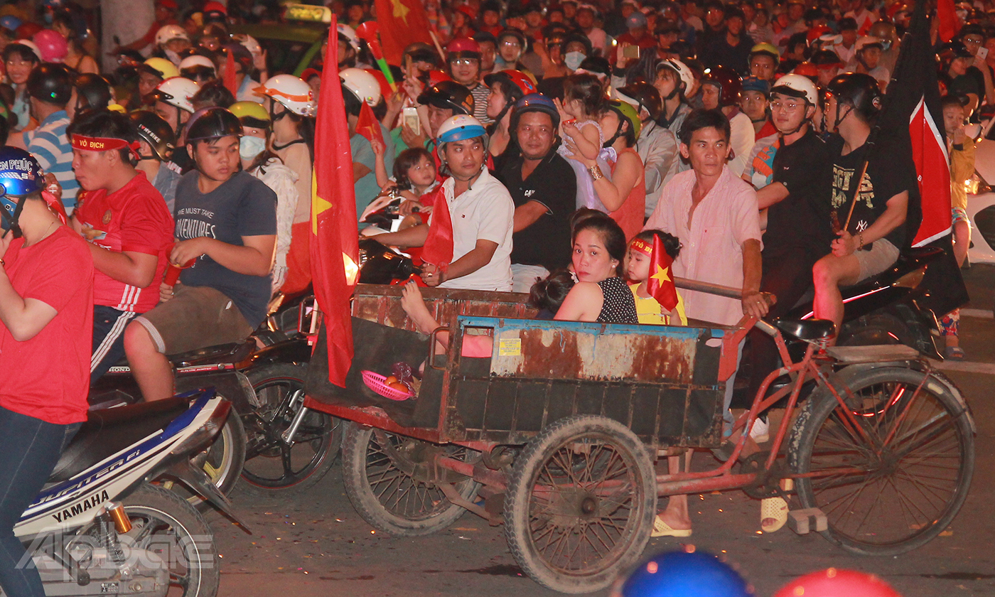 Một gia đình nhỏ xuống phố cùng đoàn đường ăn mừng chiến thắng.