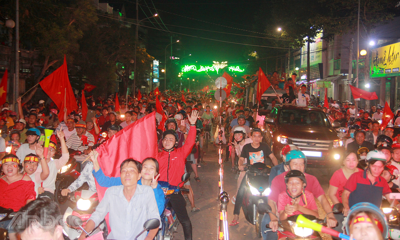 Một số tuyến đường nội ô trở thành đường một chiều để thuận lợi cho người hâm mộ xuống đường “đi bão”.