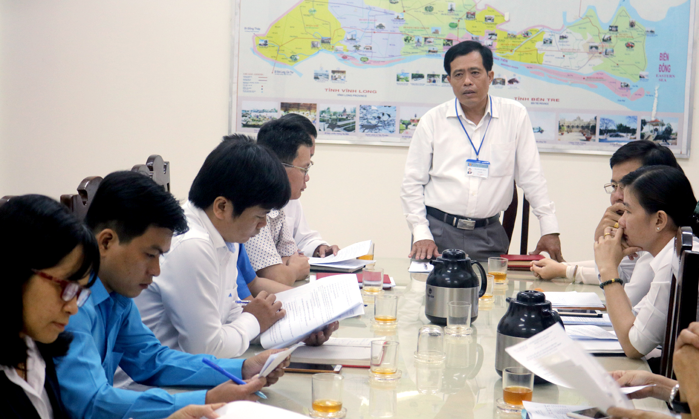 Các đại biểu làm việc tại cuộc họp.