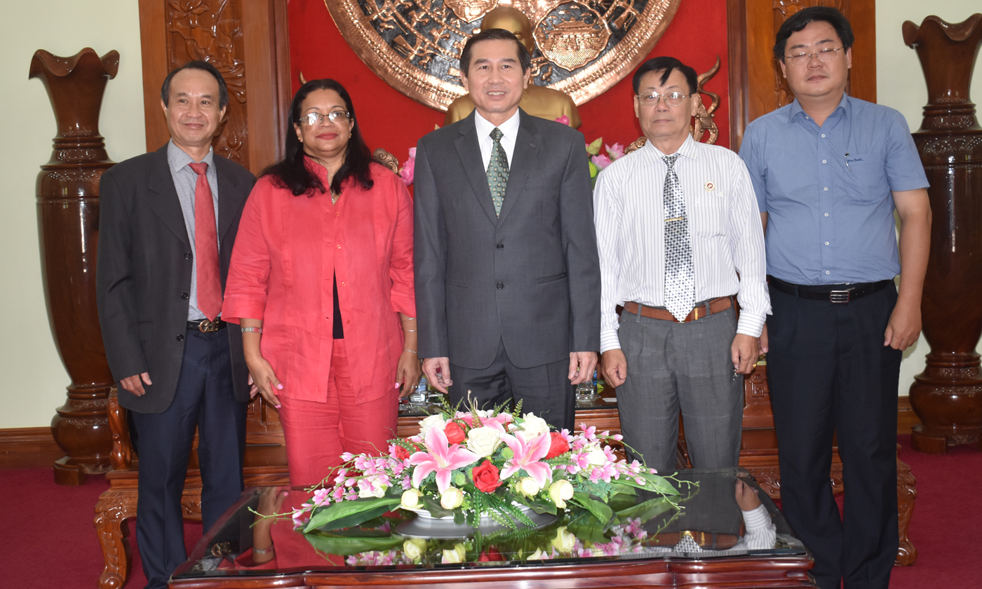 Lãnh đạo tỉnh, sở, ngành tỉnh chụp ảnh lưu niệm với tân Tổng lãnh sự Cuba tại TP. Hồ Chí Minh