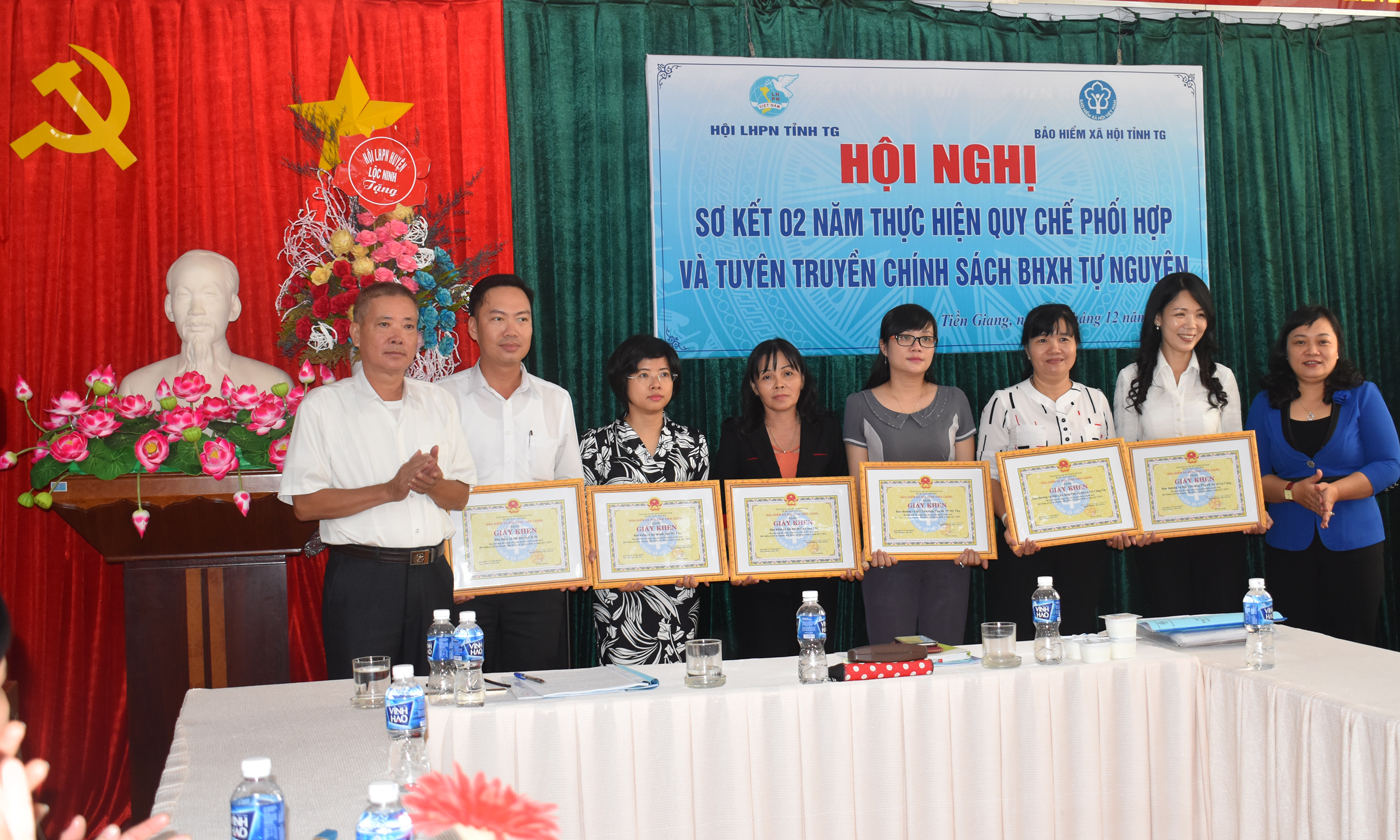 BHXH tỉnh tặng giấy khen cho 6 đơn vị