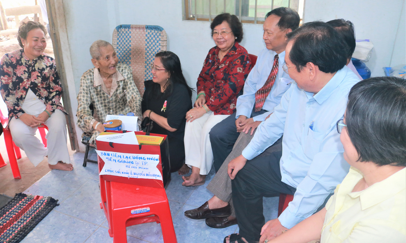 Các đồng chí thăm hỏi và tặng quà ông Nguyễn Hữu Hạnh (thứ hai từ trái sang).