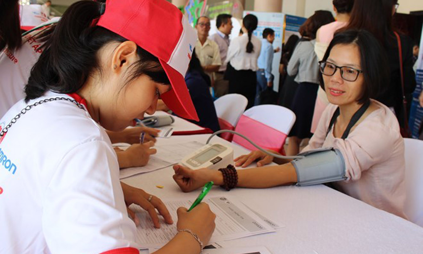 Đo huyết áp cho người dân. (Ảnh: TTXVN/Vietnam+)