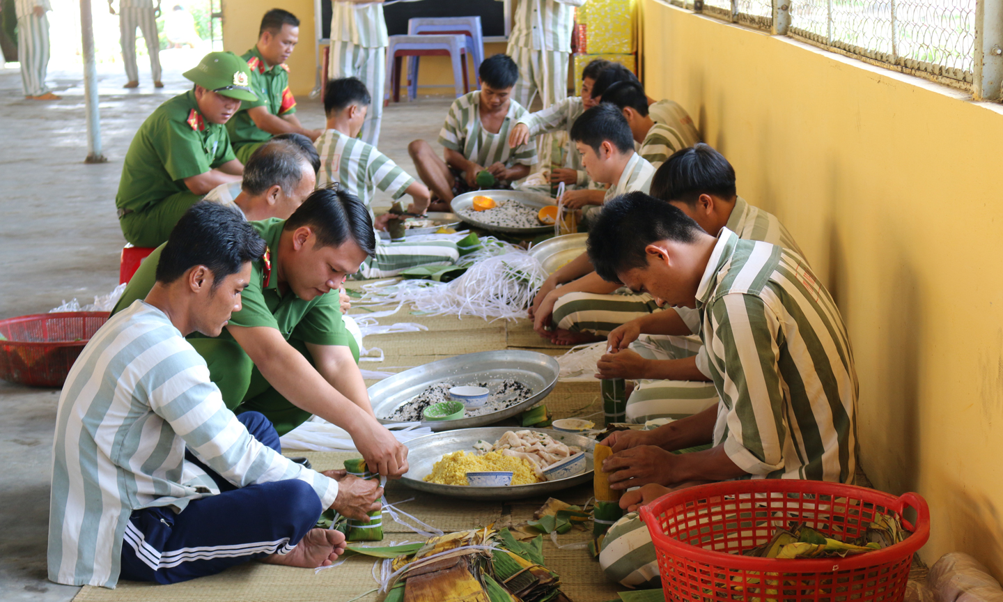 Vào dịp lễ, tết, Trại thường  tổ chức  cho  phạm nhân gói bánh,  thi đấu  thể thao…, tạo không khí vui tươi,  thi đua sôi nổi trong  phạm nhân.