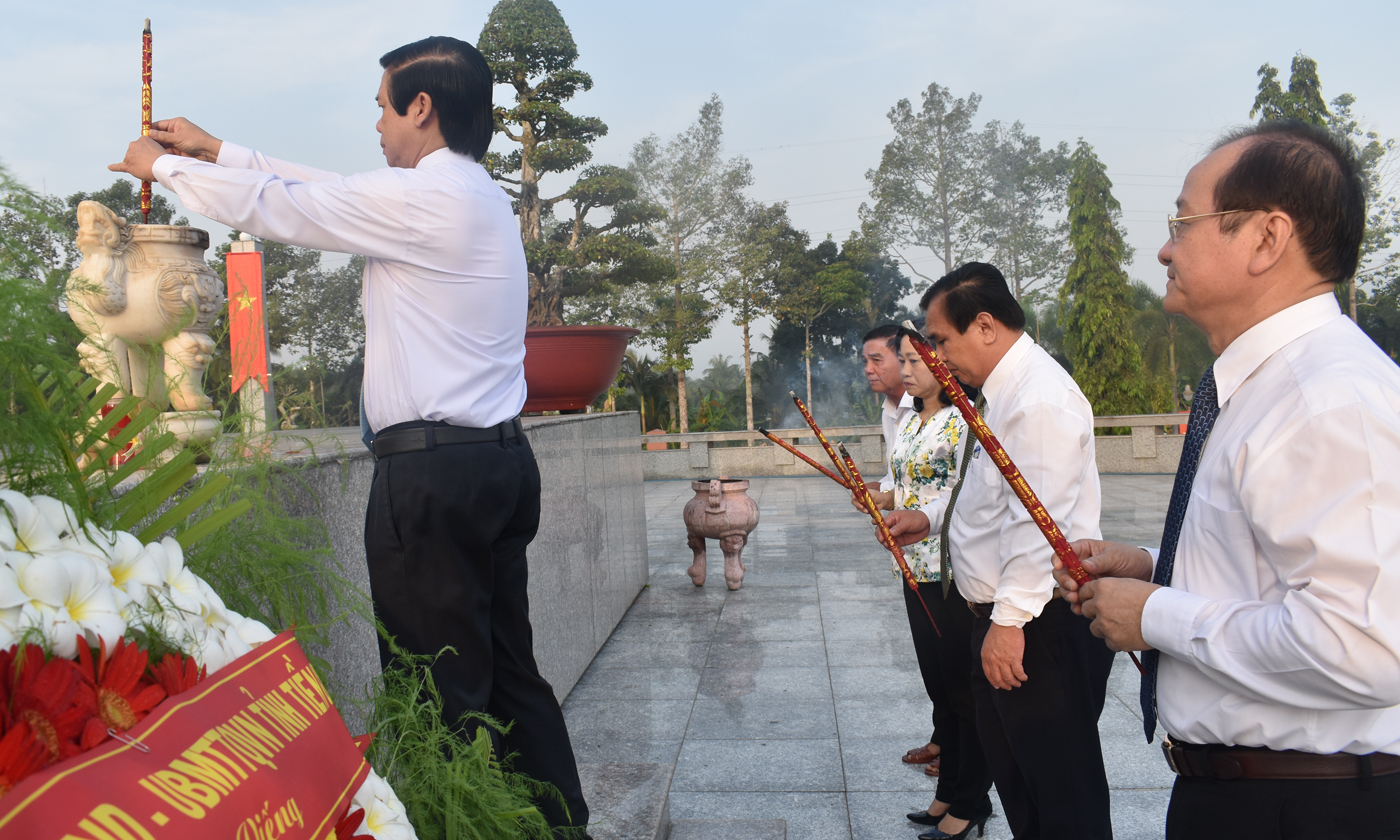 Lãnh đạo tỉnh thắp hương tại Nghĩa trang liệt sĩ tỉnh
